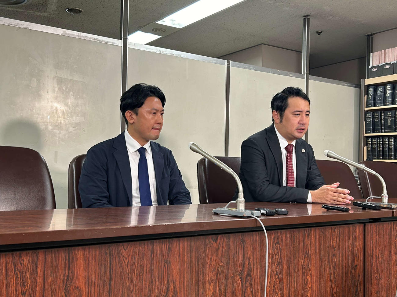 伊東の書類送検について説明する加藤博太郎弁護士（右）