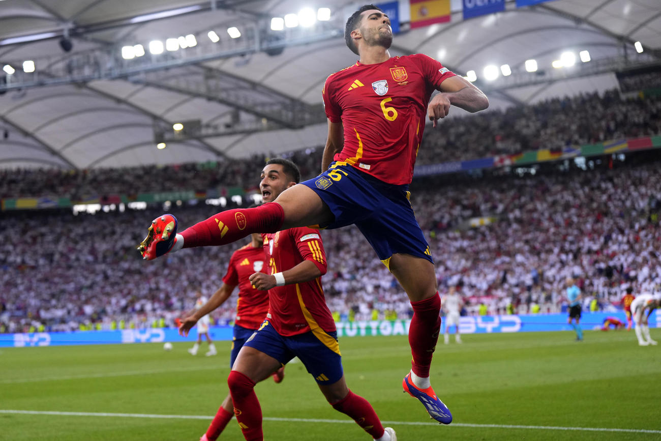 決勝点を挙げて喜ぶスペインMFメリーノ（AP)