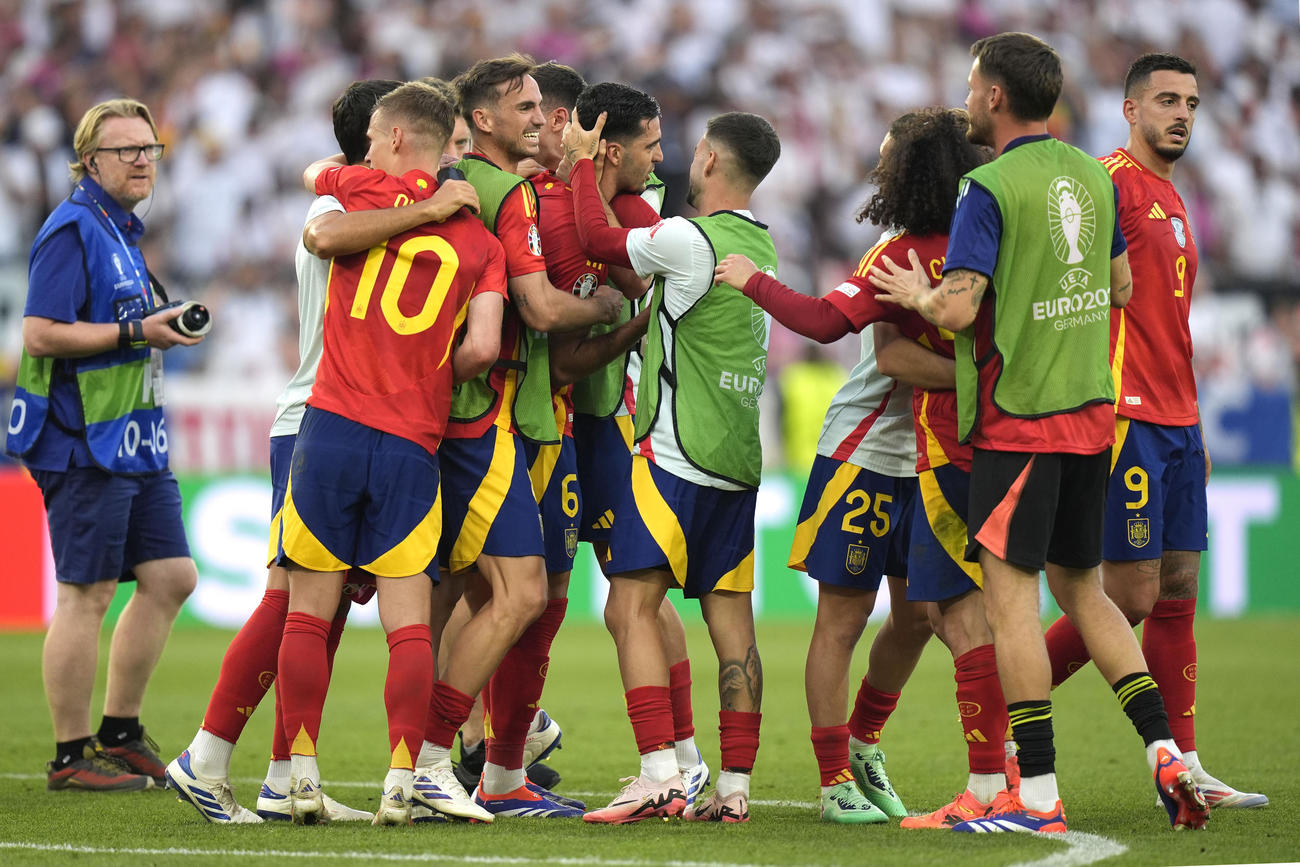 ドイツに勝利し喜び合うスペイン選手ら（AP）
