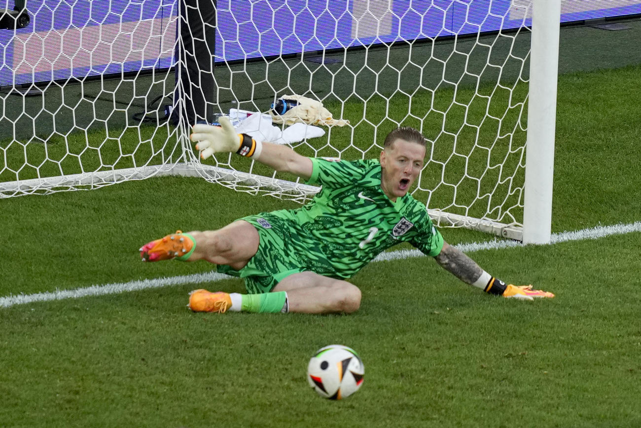 セーブするイングランド代表GKピックフォード（AP）