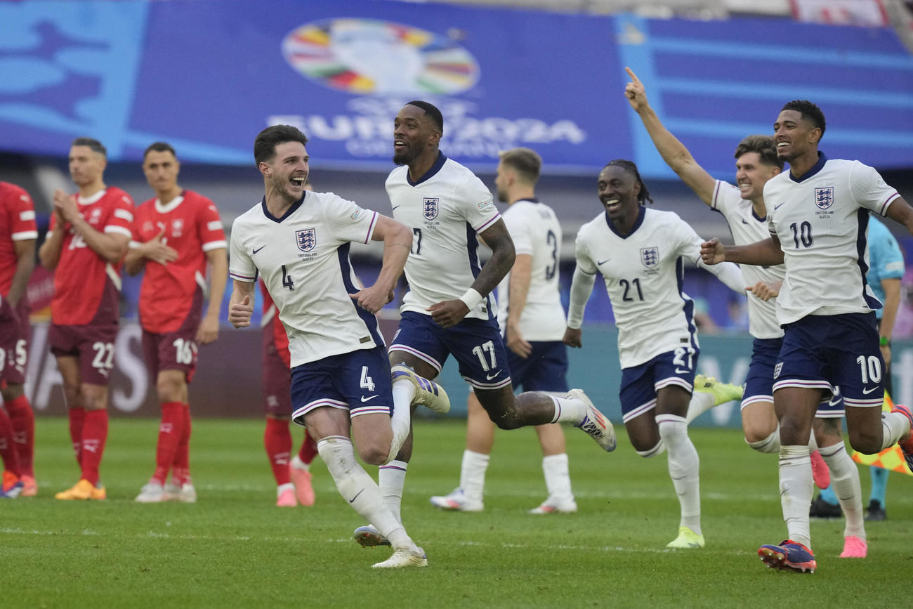 PK戦を制し喜ぶイングランド代表選手ら（AP）