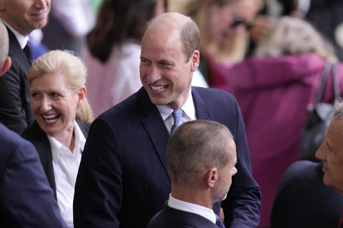 イングランド対スイス戦で試合前に出席者らと会話をする英国のウィリアム王子（AP）