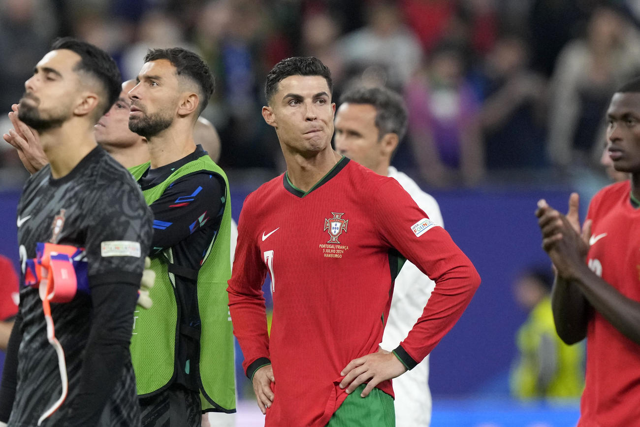 欧州選手権準々決勝でフランスにPK戦で敗れ、うなだれるポルトガル・ロナウド（AP）