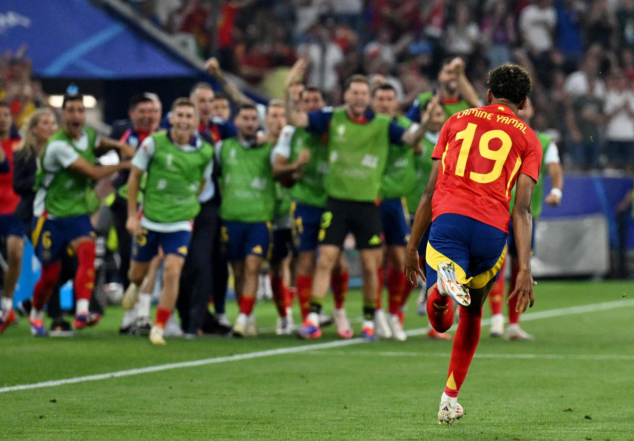 スペイン対フランス　同点ゴールを決め、欧州選手権の史上最年少ゴールを記録したスペインFWヤマルは喜びを爆発させベンチに駆け寄る（ロイター）