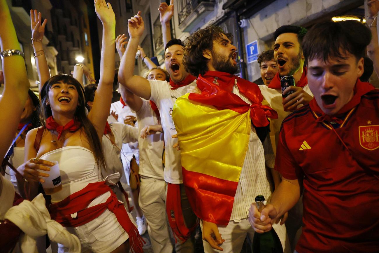 決勝進出を決め喜ぶスペインサポーター（ロイター）