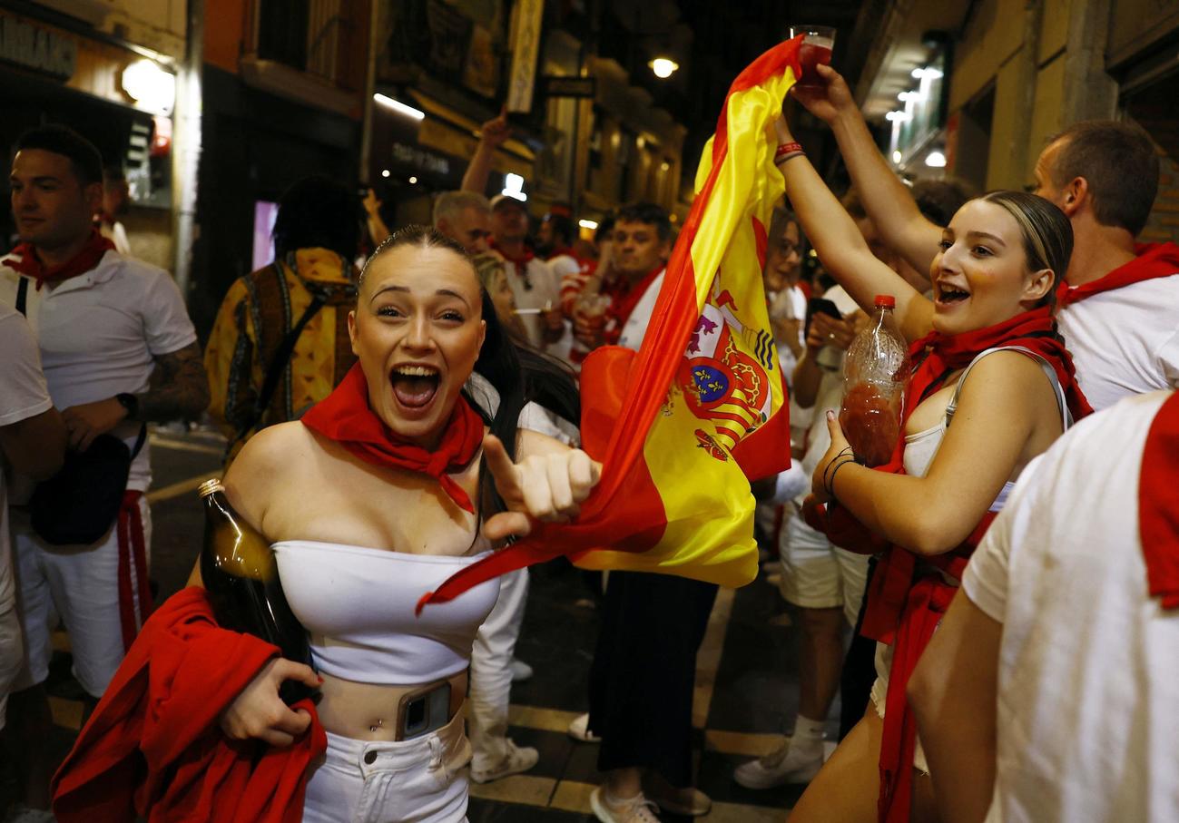勝利に喜ぶスペインのサポーター（ロイター）