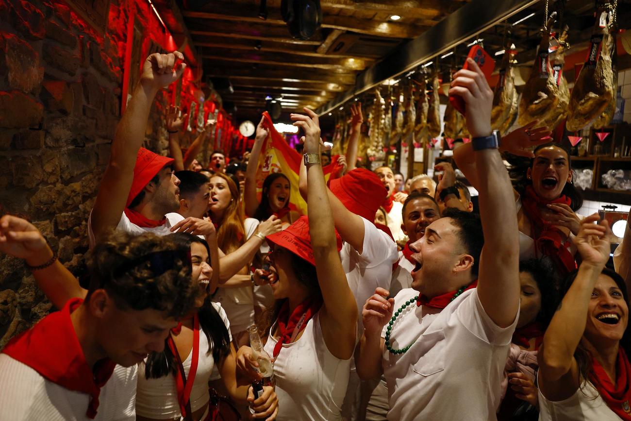 決勝進出を決め喜ぶスペインサポーター（ロイター）