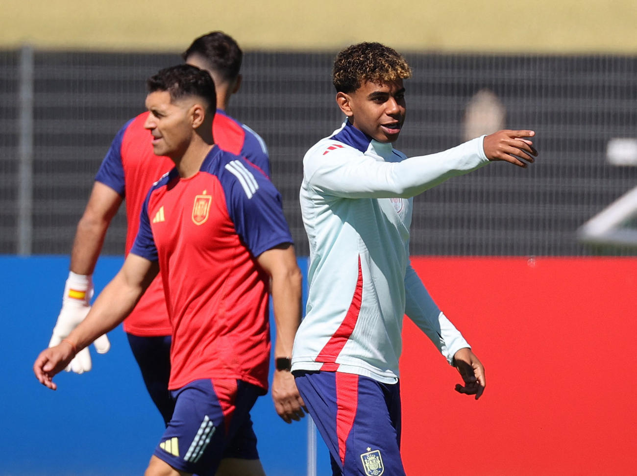 フランス戦へ向けた練習を行うスペイン代表のヤマル（右）（ロイター）