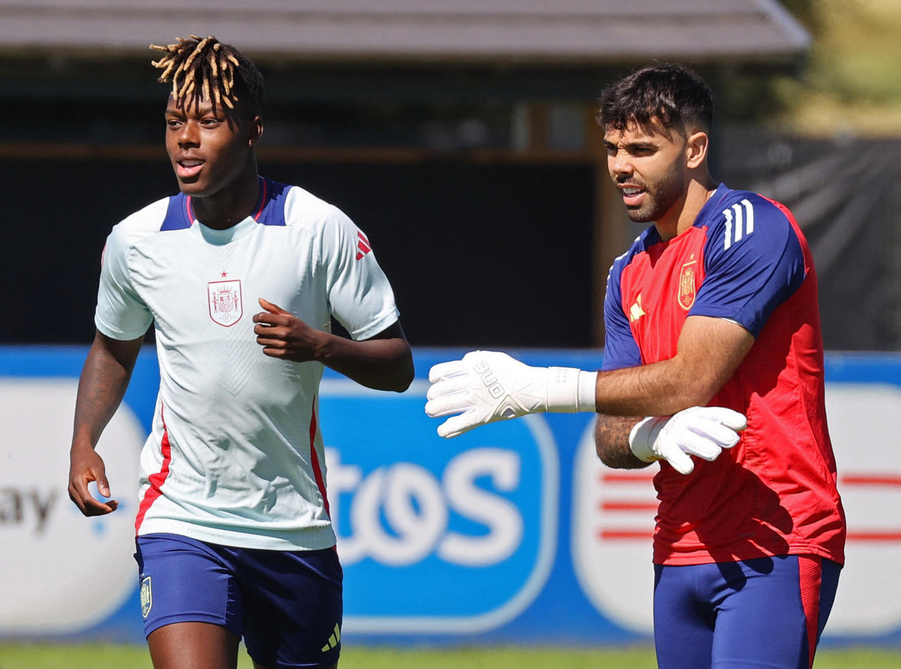 スペイン代表FWニコ・ウィリアムズ（左）、GKラヤ（ロイター）