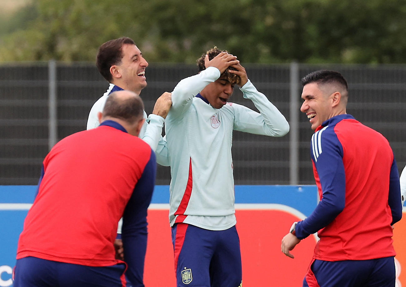 トレーニング中のスペイン代表MFオヤルサバル（左から2番目）、FWヤマル（ロイター）