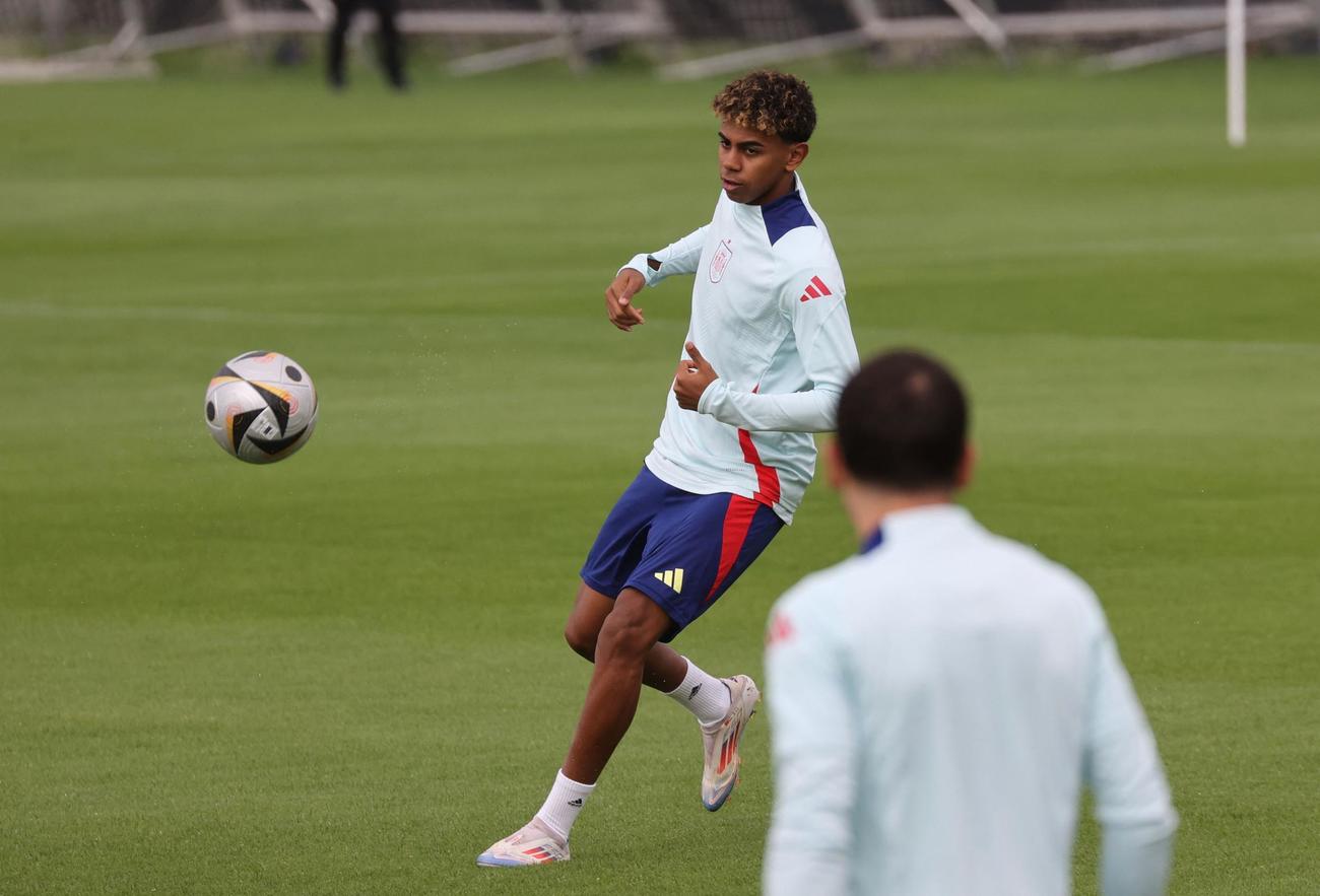 トレーニング中のスペイン代表FWヤマル（ロイター）