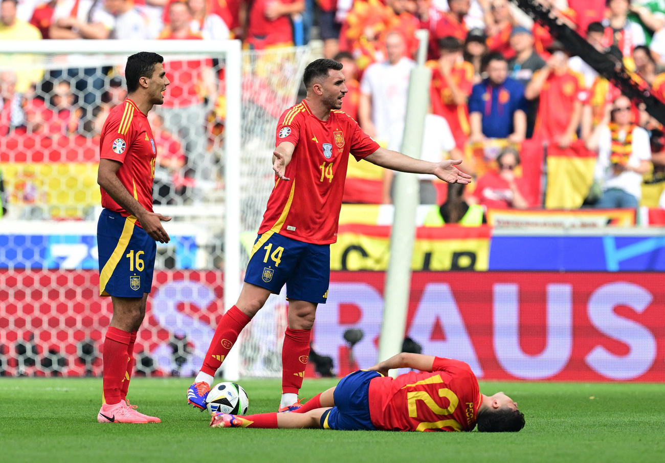 ドイツ戦で負傷したスペインのペドリは倒れ込む。心配するロドリとラポルト（ロイター）