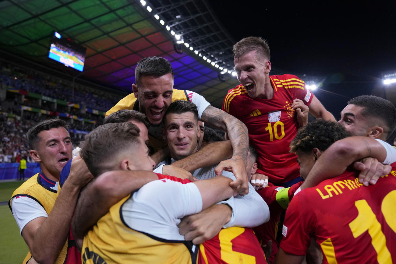 4度目の優勝を喜ぶスペインのメンバー（AP)