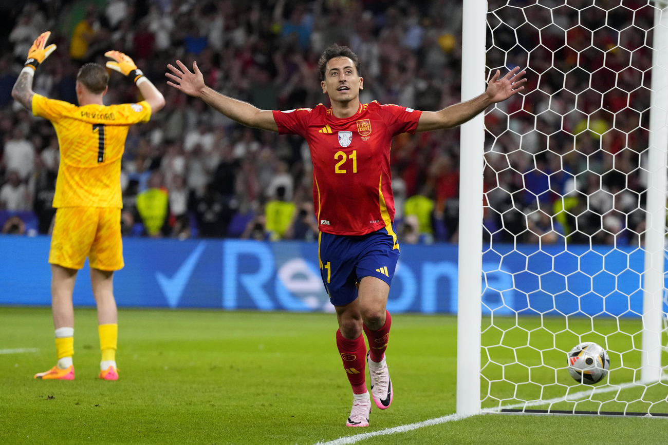 ゴールを決めるスペイン代表オヤルサバル（AP）