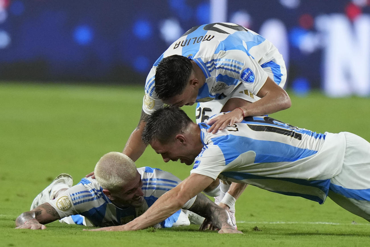 決勝戦でコロンビアを破り、喜ぶアルゼンチンの選手たち（AP）