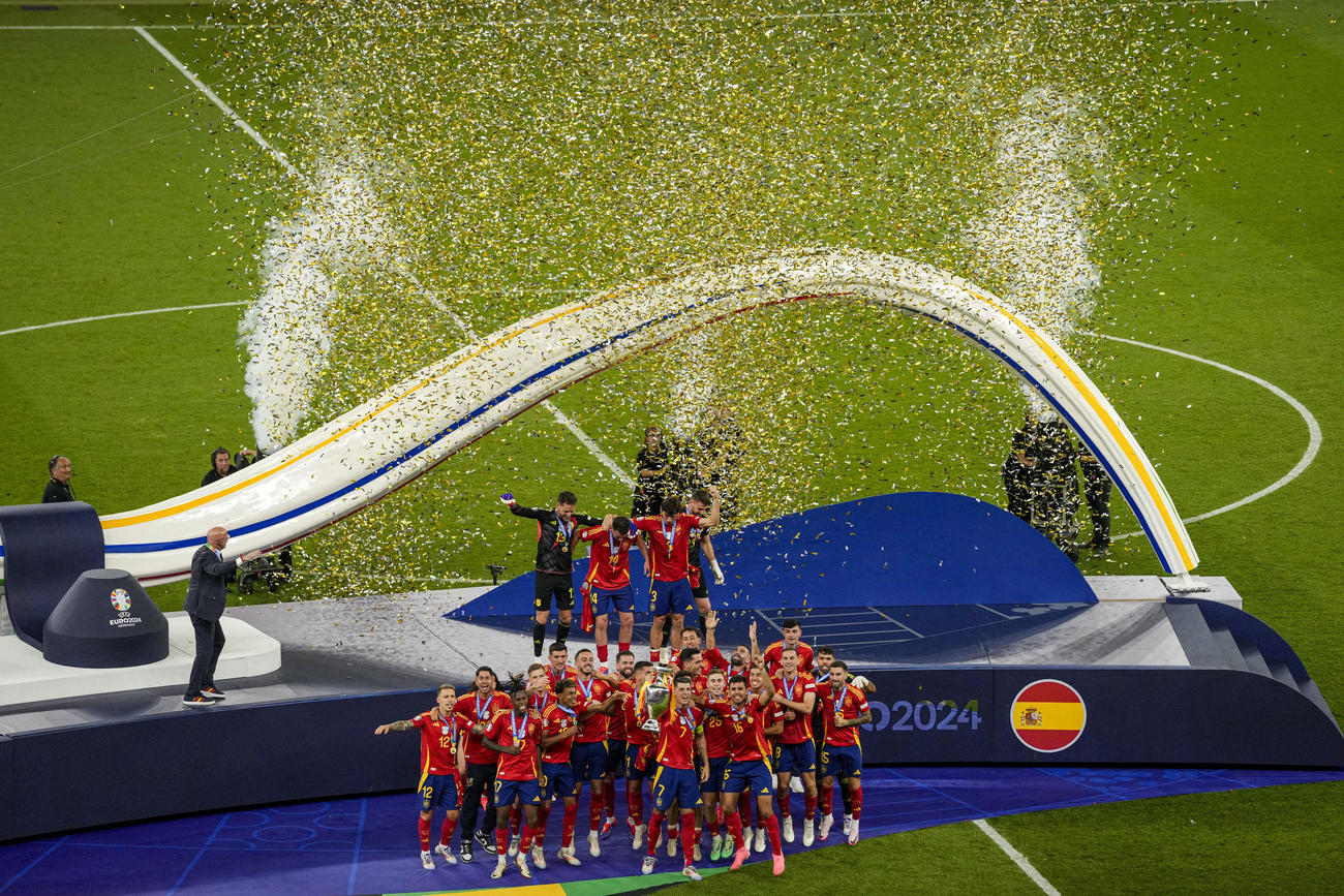 優勝セレモニーで祝福されるスペイン代表（AP)