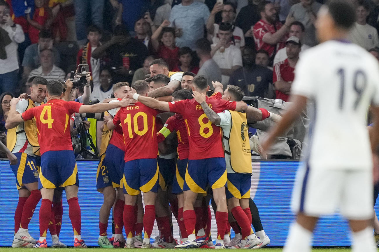 決勝点を喜ぶスペインの選手たち（AP)