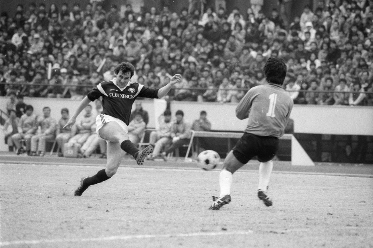 1985年1月、ボルドーはゼロックス・スーパーサッカーで日本代表と対戦。写真は前半44分、ドリブルで持ち込みシュートを放つFWミュラー。試合はボルドーが2－1と逆転勝利だった
