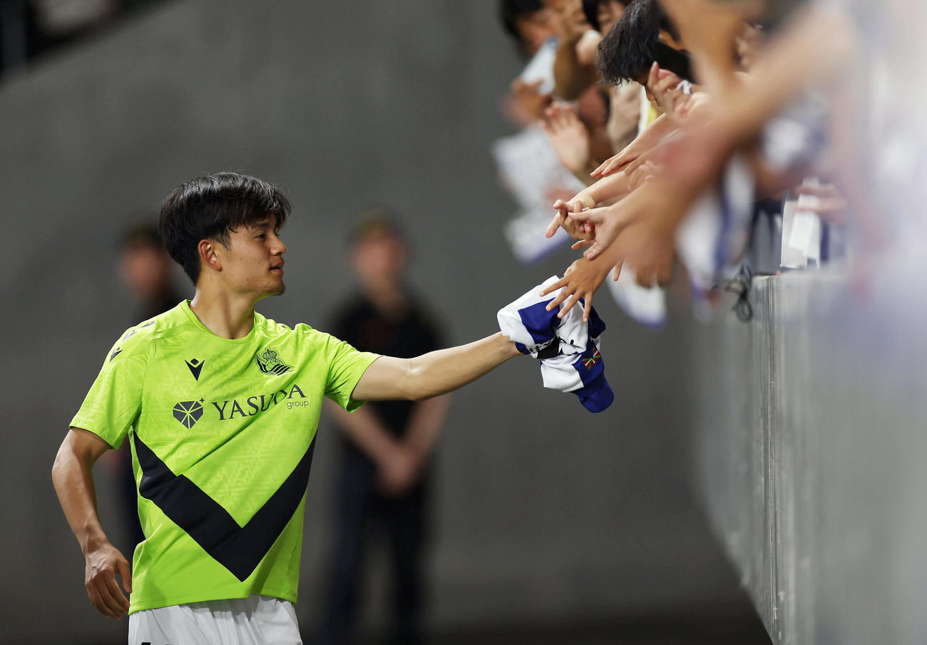 レアル・ソシエダード対G大阪　試合後、スタンドのファンにユニホームをプレゼントするレアル・ソシエダード久保（撮影・前田充）