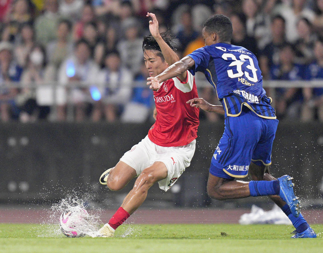 町田対Sランス　前半、競り合うスタッド・ランスの中村（左）と町田・望月（共同）