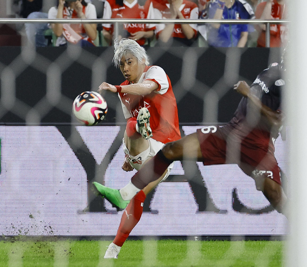 神戸対スタッド・ランス　後半、クロスを上げるスタッド・ランス伊東（撮影・藤尾明華）