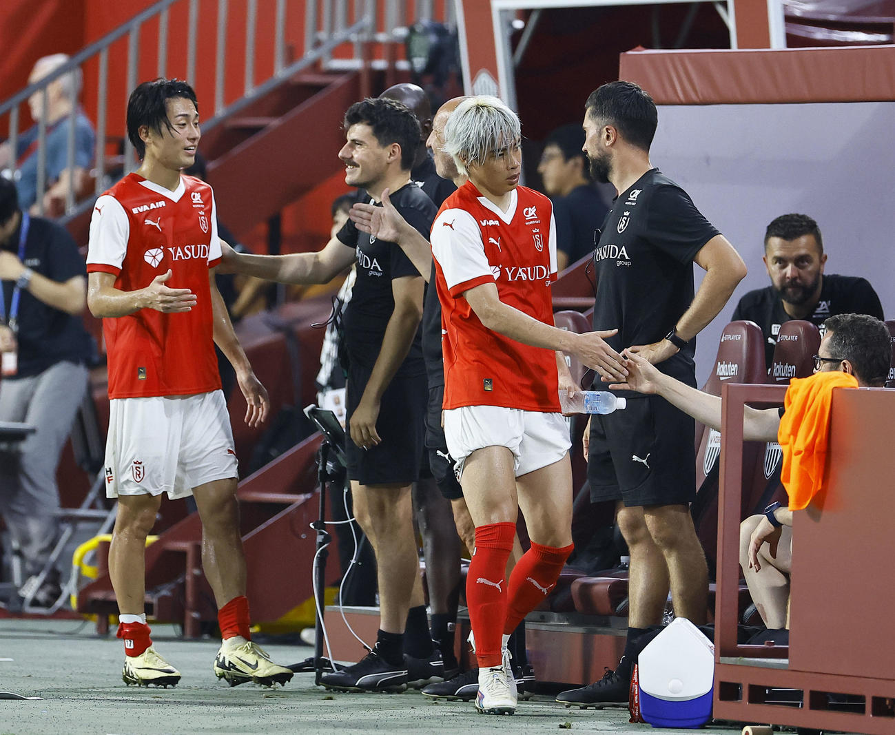 神戸対スタッド・ランス　後半、選手交代し、スタッフとタッチを交わすスタッド・ランス中村（左）と伊東（撮影・藤尾明華）