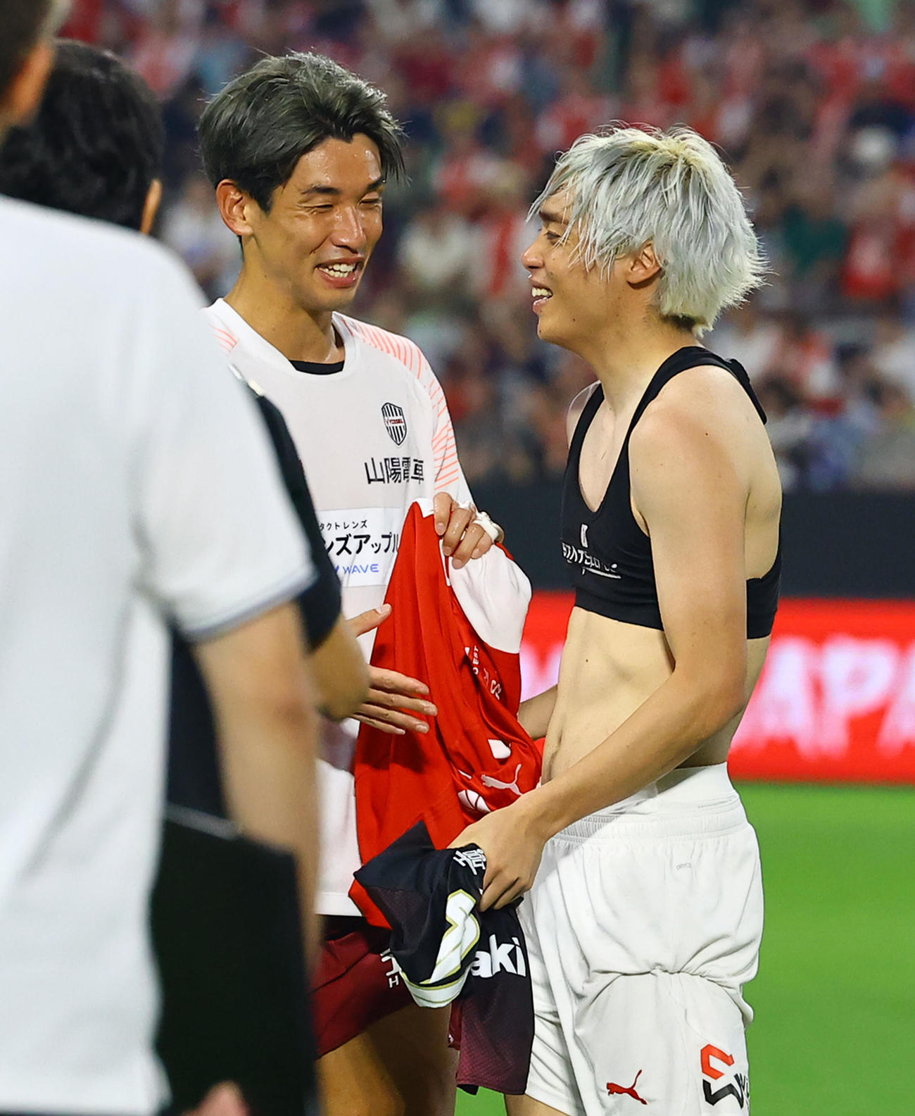 神戸対スタッド・ランス　試合を終えユニホームを交換する神戸大迫（左）とスタッド・ランス伊東（撮影・藤尾明華）