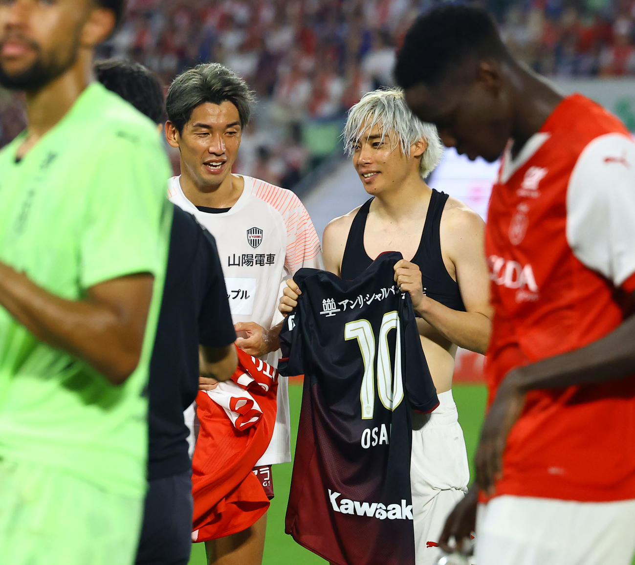神戸対スタッド・ランス　試合を終えユニホームを交換する神戸大迫（左）とスタッド・ランス伊東（撮影・藤尾明華）