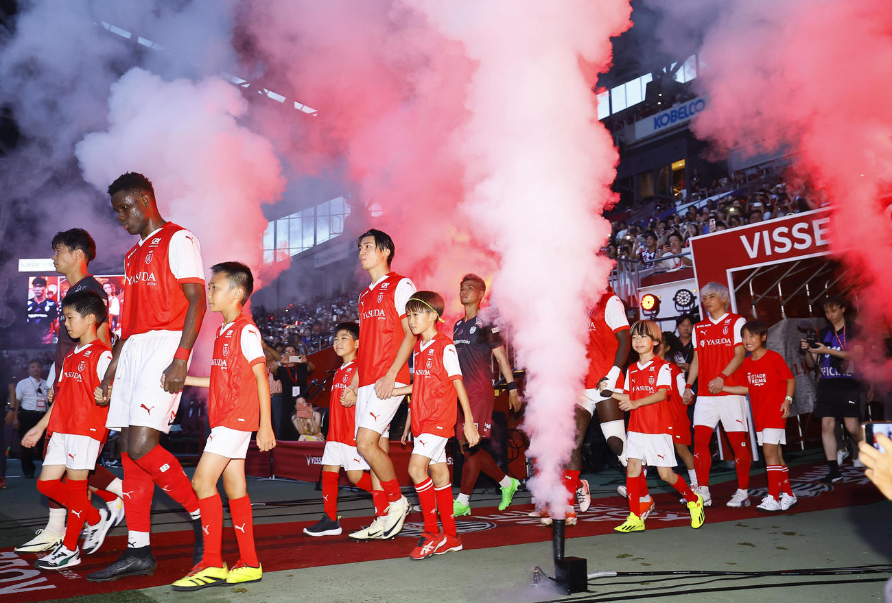 神戸対スタッド・ランス　入場する中村、伊東（右から3人目）らスタッド・ランス（撮影・藤尾明華）