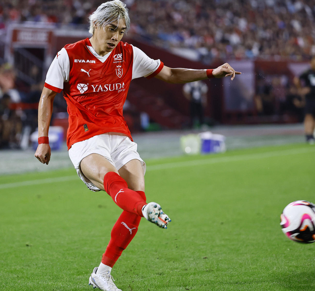 神戸対スタッド・ランス　前半、クロスを上げるスタッド・ランス伊東（撮影・藤尾明華）