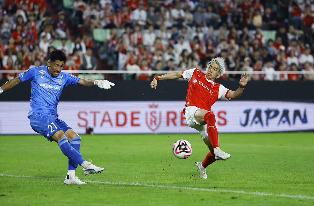神戸対スタッド・ランス　後半、GKのクリアボールに攻め込むスタッド・ランス伊東（右）（撮影・藤尾明華）