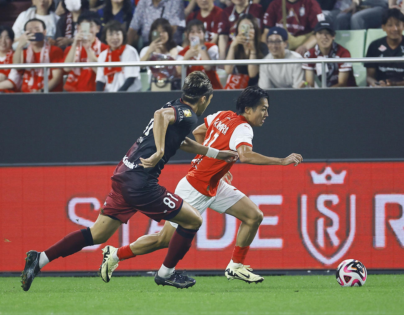 神戸対スタッド・ランス　前半、競り合うスタッド・ランス中村（右）（撮影・藤尾明華）