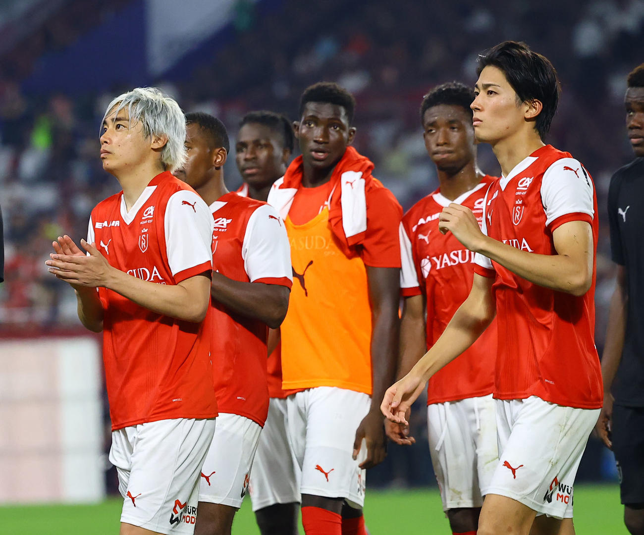 神戸対スタッド・ランス　試合を終えファンにあいさつするスタッド・ランス伊東（左端）と中村（右端））（撮影・藤尾明華）