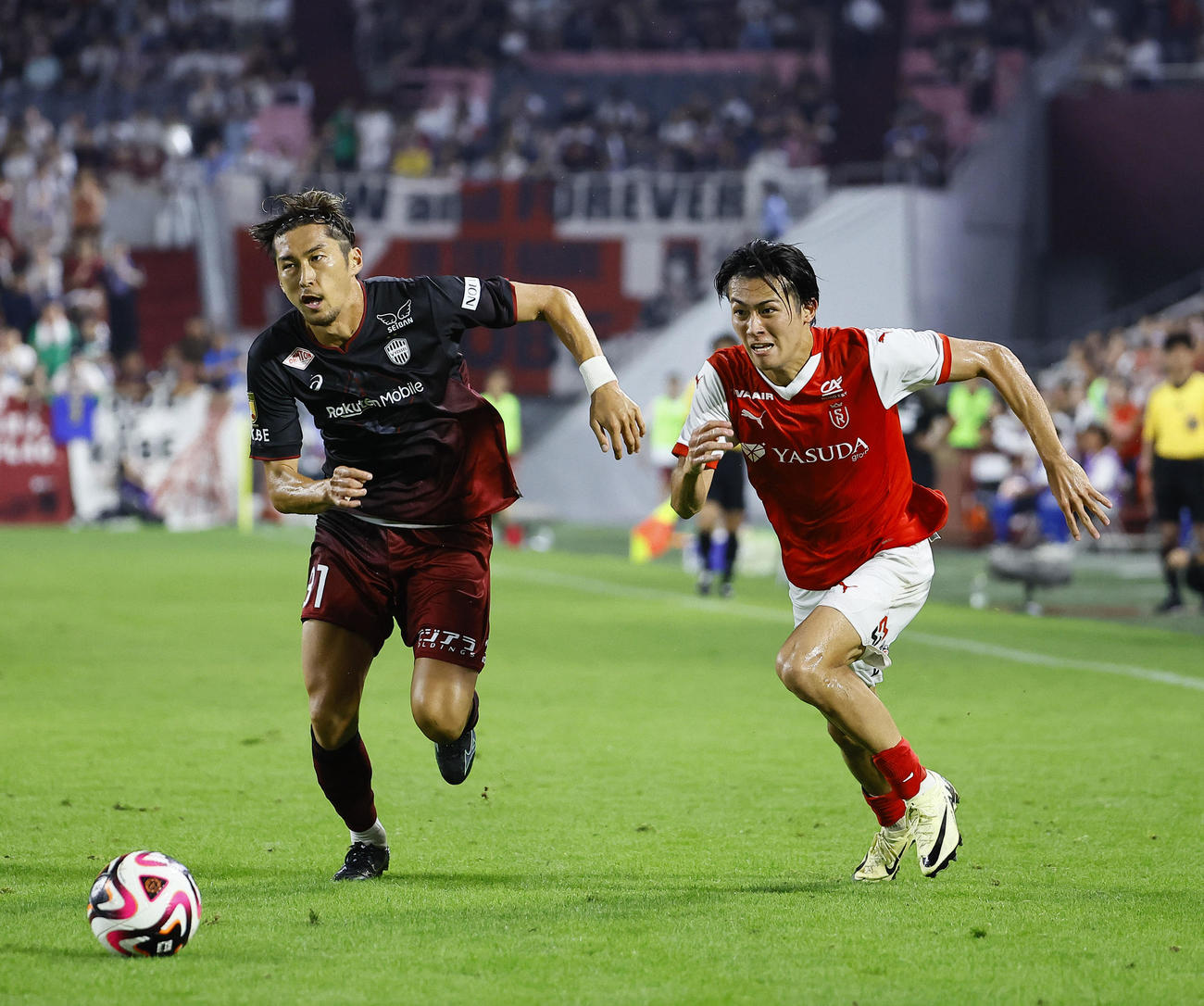 神戸対スタッド・ランス　後半、神戸菊池（左）と競り合うスタッド・ランス中村（撮影・藤尾明華）