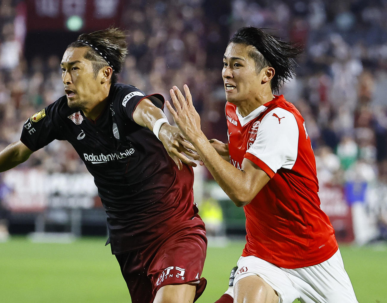 神戸対スタッド・ランス　後半、神戸菊池（左）と競り合うスタッド・ランス中村（撮影・藤尾明華）