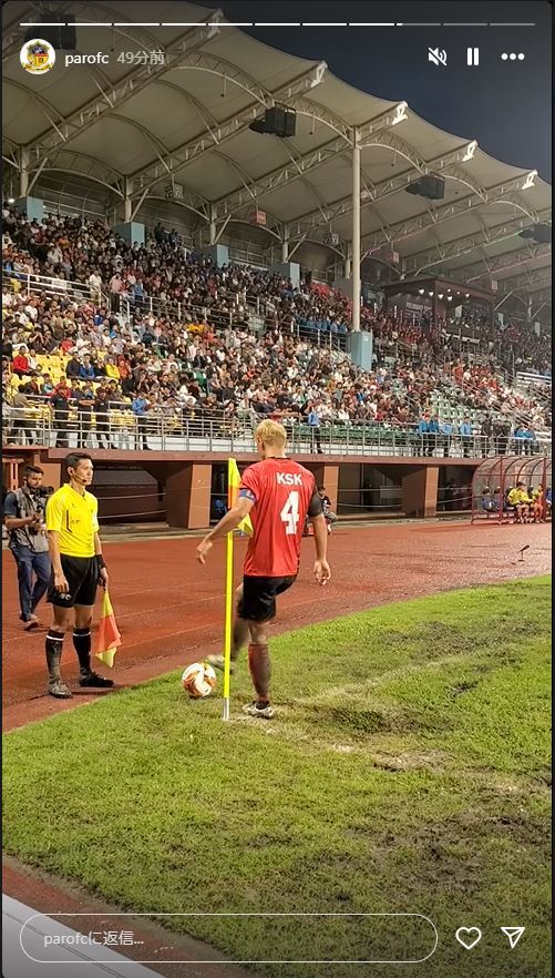 CKを蹴る本田（パロFCの公式インスタグラムから）