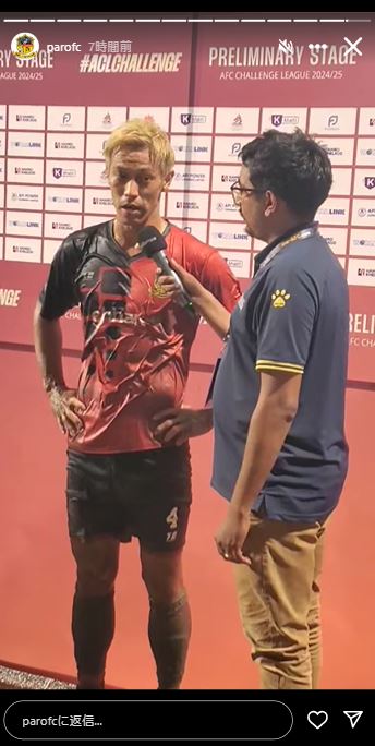 取材を受ける本田（パロFCの公式インスタグラムから）