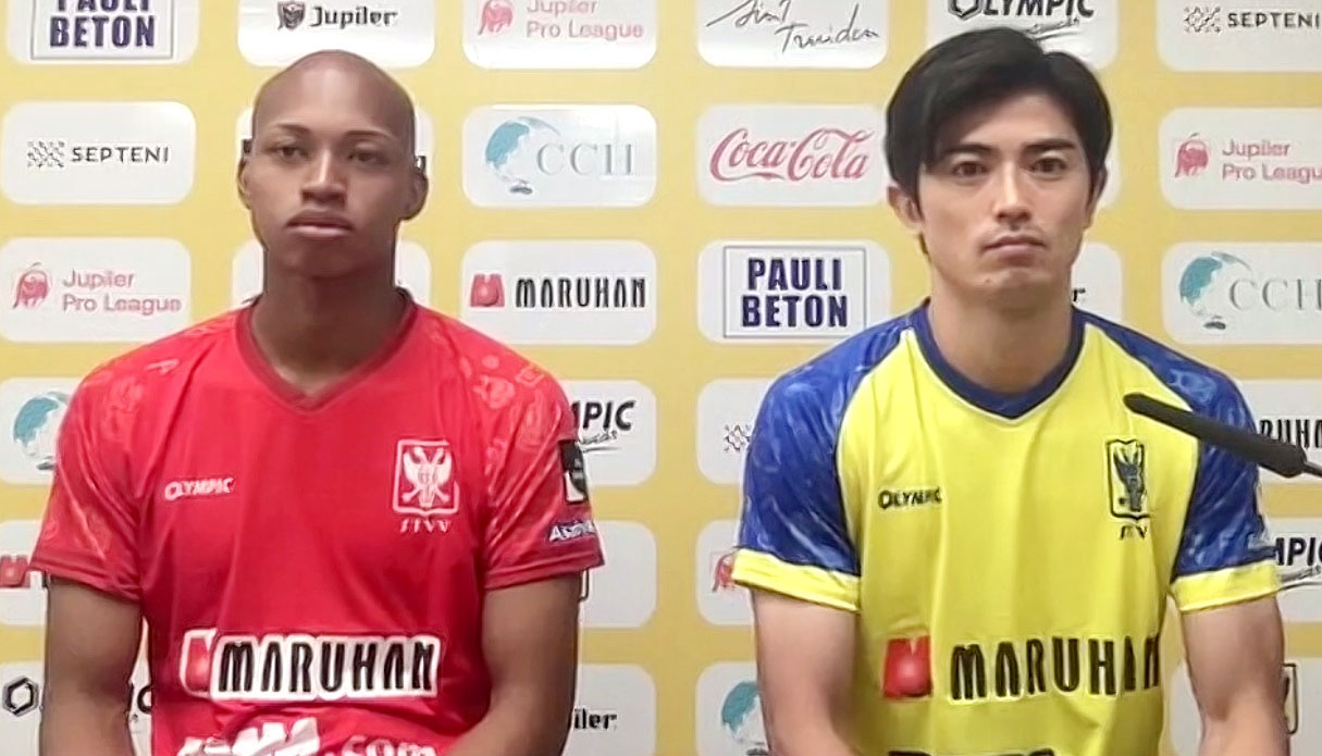シントトロイデンのオンライン入団記者会見に臨む小久保玲央ブライアン（左）と谷口彰悟（共同）