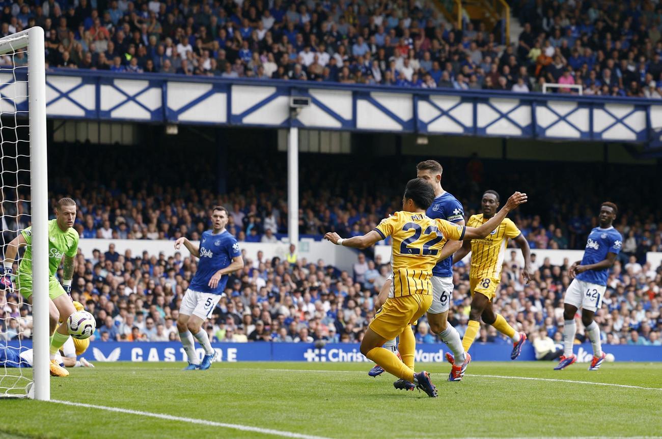 開幕戦でゴールを決めるブライトン三笘（ロイター）