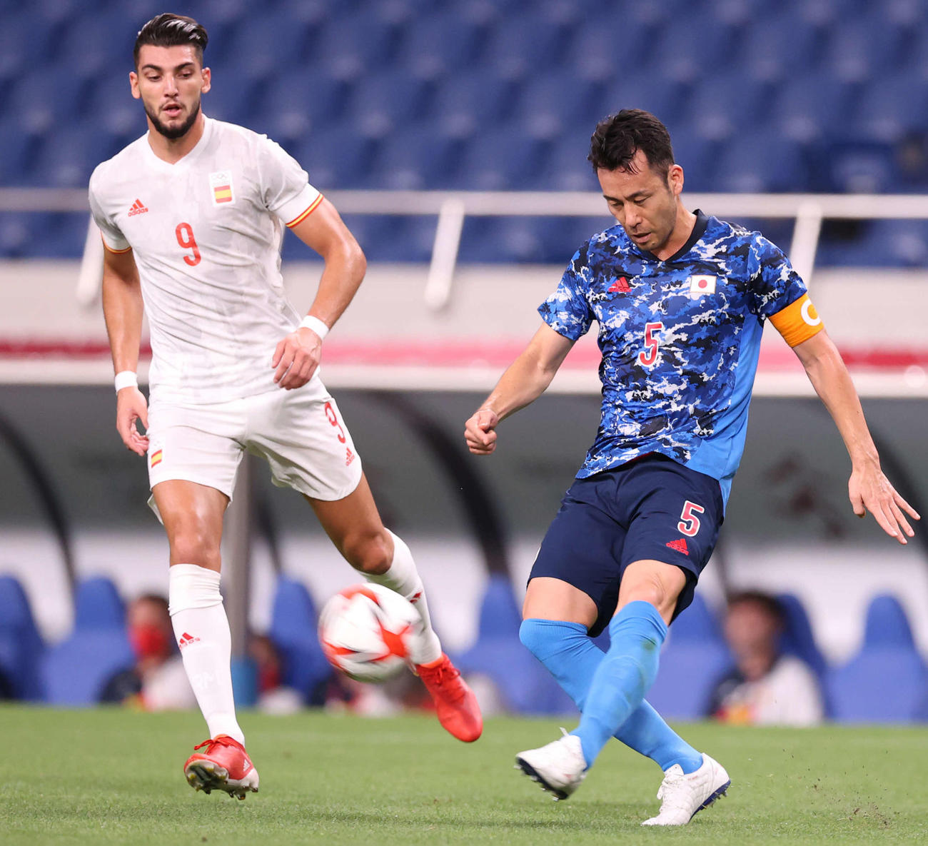 東京五輪の準決勝、日本戦に出場するスペインのラファ・ミル。右は吉田麻也（2021年8月3日）