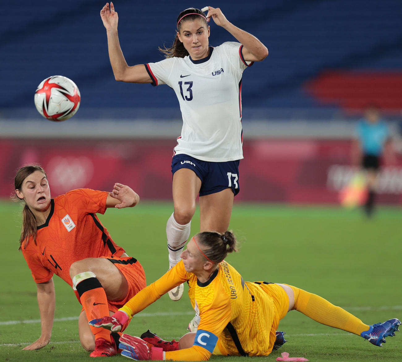 東京五輪　女子サッカー　準々決勝　オランダ対米国　延長後半、パスに抜け出し相手GKをかわす米国のアレックス・モーガン（中央）（2021年7月30日）