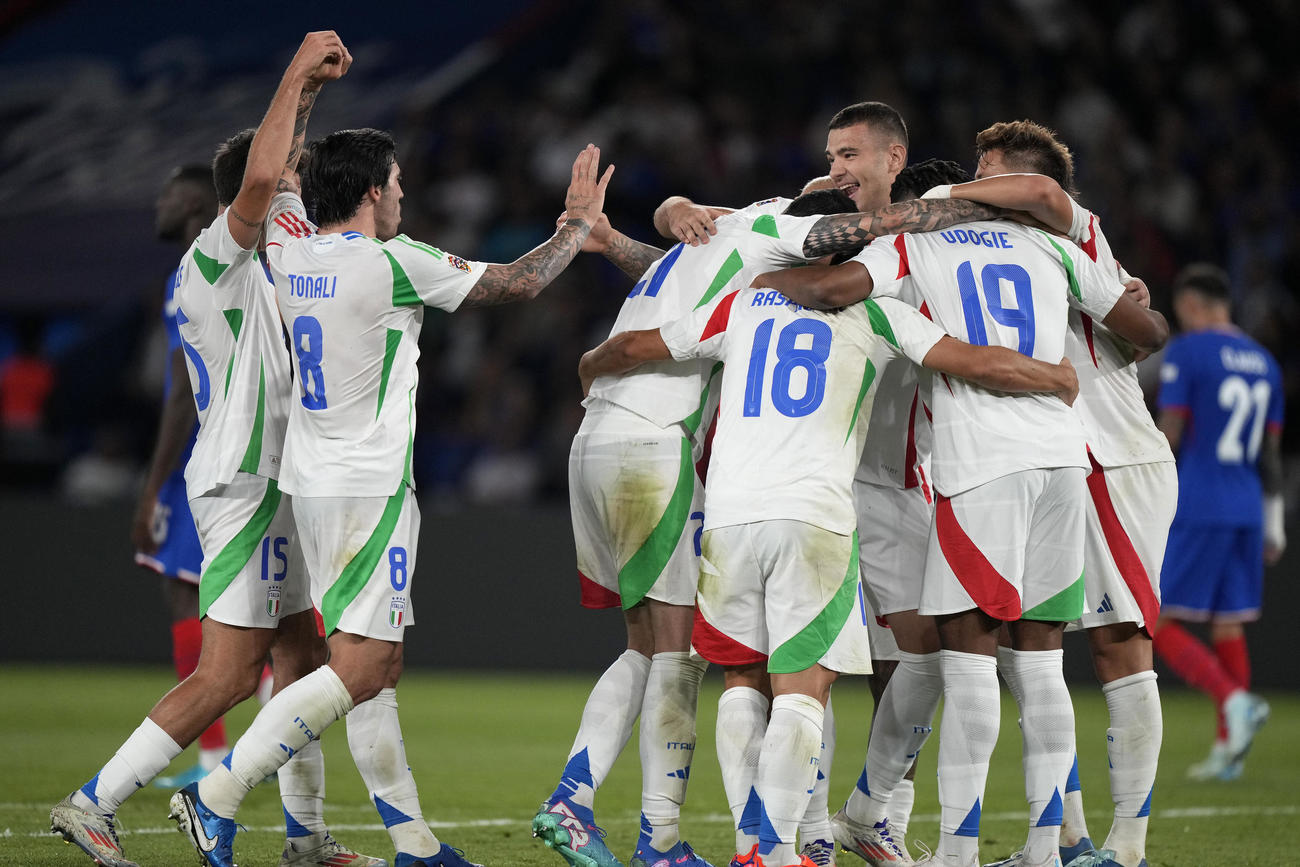 欧州ネーションズリーグ、フランス－イタリア　ラスパドーリのゴールを喜ぶイタリアの選手たち（AP）
