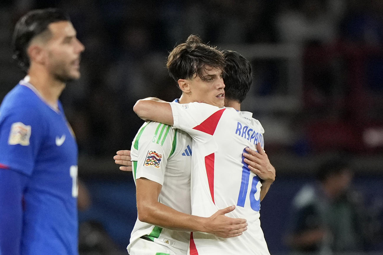 欧州ネーションズリーグ　フランスに勝利し喜ぶイタリアのリッチ（中央左）とラスパドーリ（AP）