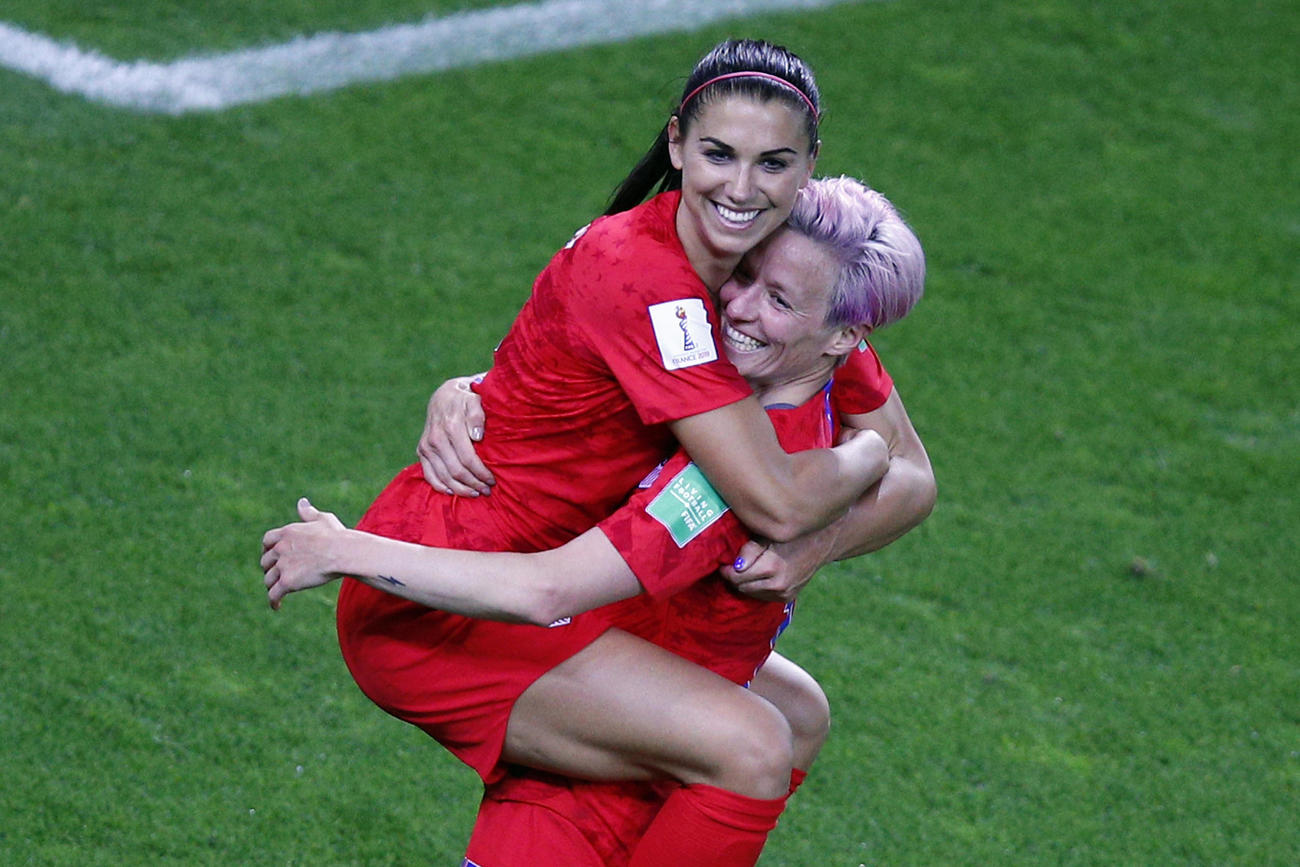 2019年6月11日　女子ワールドカップ、タイ戦でラピノー（右）に抱き付くアレックス・モーガン（AP）
