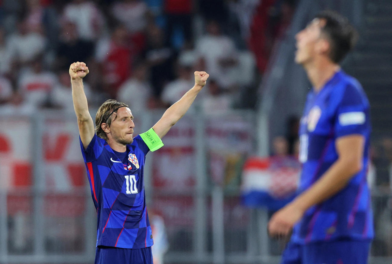 ポーランドに勝利し、両手を挙げて喜ぶクロアチアのモドリッチ（ロイター）