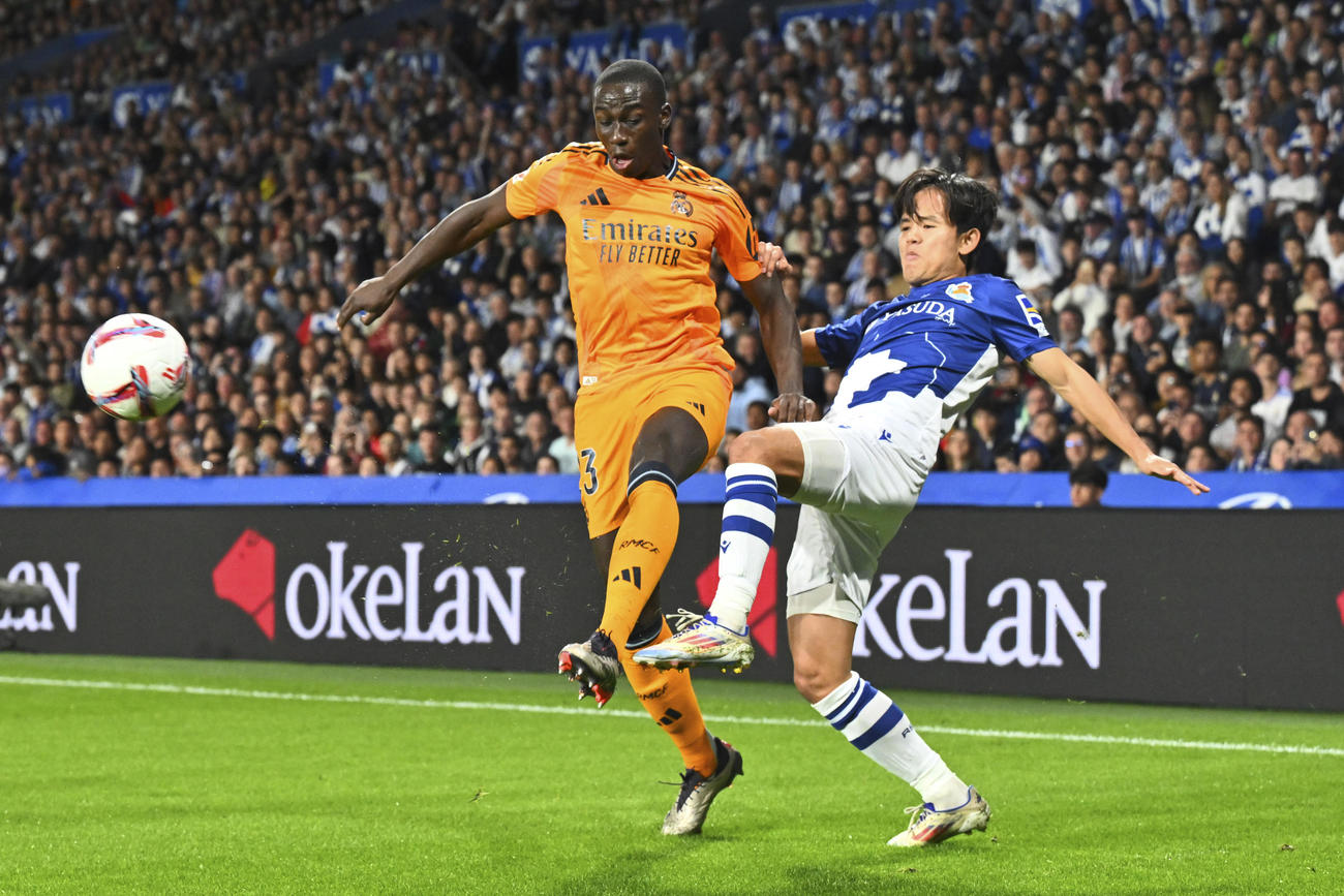 試合中、レアル・マドリードのメンディ（左）と競り合うレアル・ソシエダード久保建英（AP)
