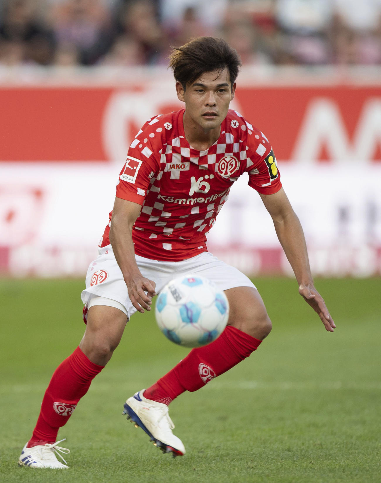 ブレーメン戦に先発出場したマインツの佐野（右）＝マインツ（共同）