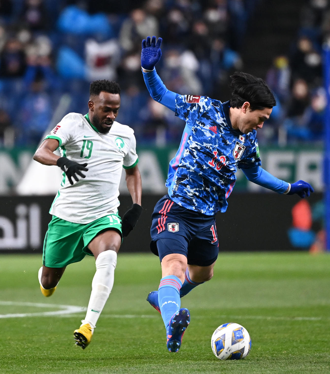 日本対サウジアラビア　南野拓実と競り合うサウジアラビアFWアルムワラド（22年2月1日撮影）