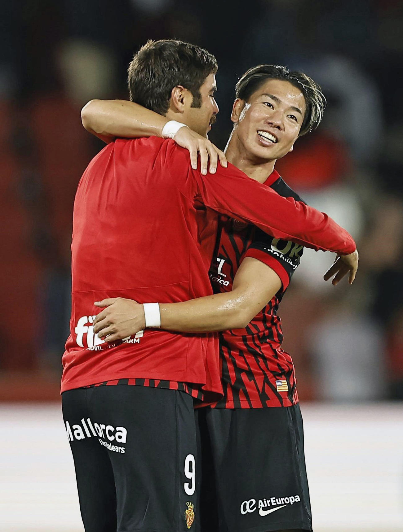 レアル・ソシエダードに勝利し、喜ぶマジョルカの浅野（右）（共同）
