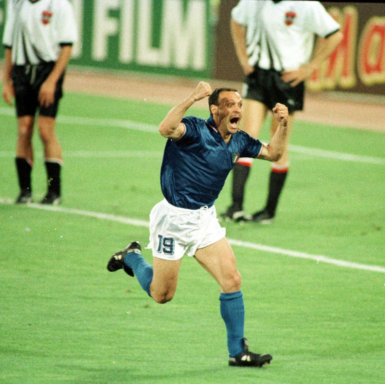 1990年W杯イタリア大会　イタリア対オーストリア　後半33分、先制点を決めたサルバトーレ・スキラッチは雄たけびを上げて歓喜の疾走＝1990年6月9日